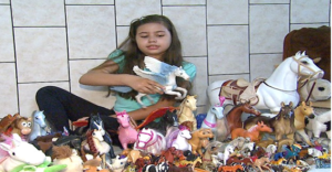 Imagem do post: Menina que sonha ser amazona coleciona cavalo de brinquedo